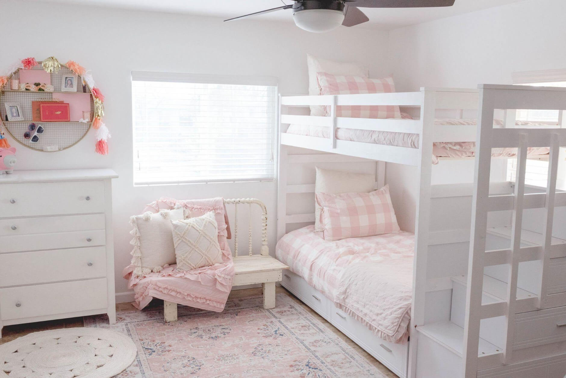 Màu sơn phòng ngủ đẹp cho bé gái hài hòa với nội thất