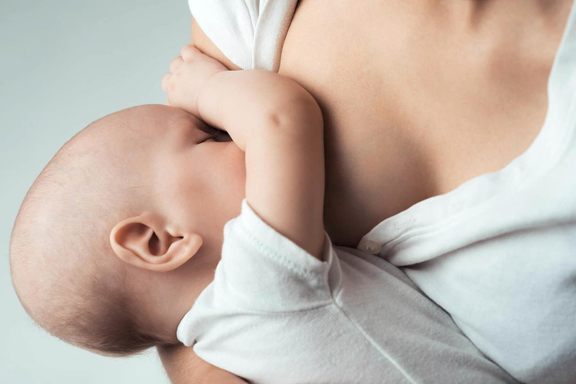 Nhiệt độ sữa cho trẻ sơ sinh uống khi ti mẹ