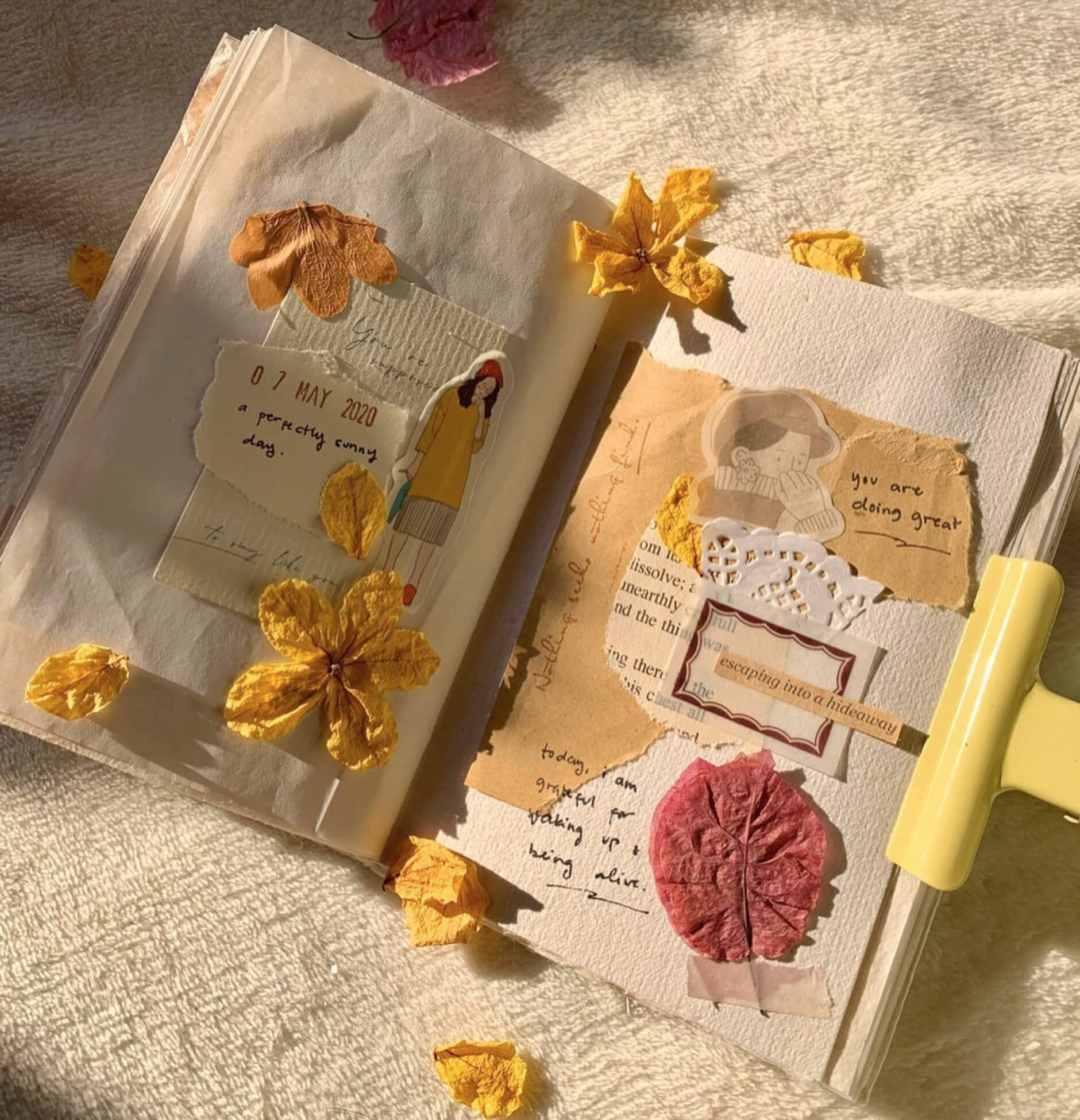 Trang trí sổ tay vintage bằng hoa khô