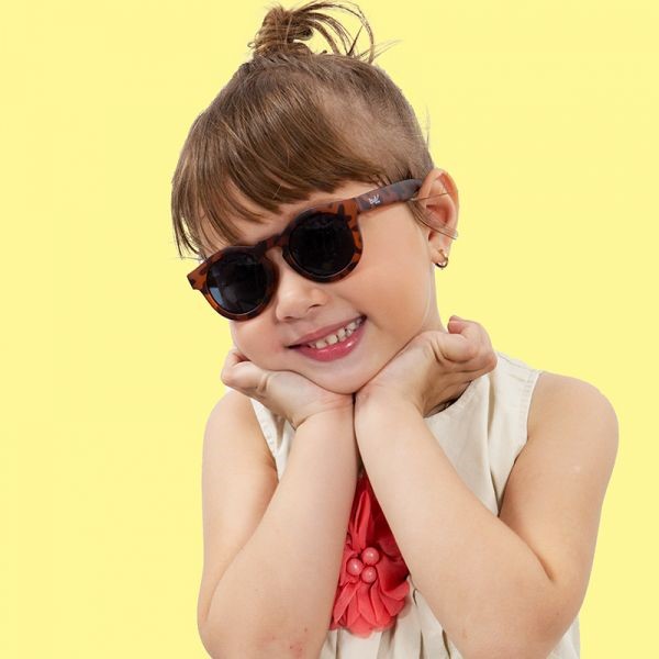 Tại sao nên đeo kính râm cho trẻ từ sớm?